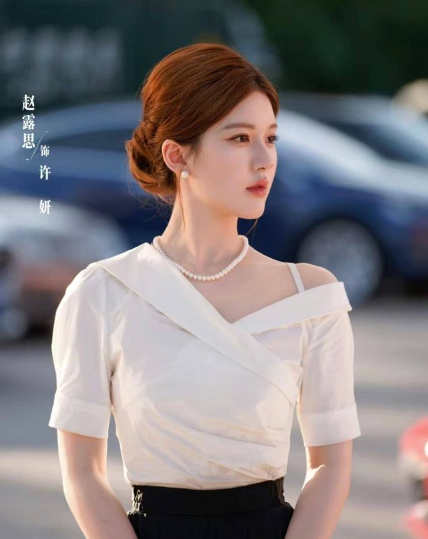 手机配资炒股网 荧幕审美革命！8位女星拒绝'纸片人'，真实身材引爆热议盘点